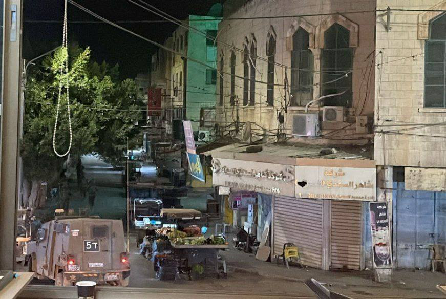 اندلاع مواجهات في أحياء متعددة بمدينة جنين، والاحتلال يطارد الشبان ويطلق الرصاص الحي وقنابل الصوت....