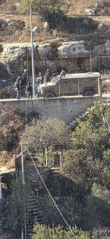 قواتُ الاحتلال الإسرائيلي، ترافقها جرافات، تقتحم بلدةَ قطنة شمالَ غربِ القدس لتنفيذ عملياتِ هدم، وتُغلقُ محيطَ منزلين في البلدة....