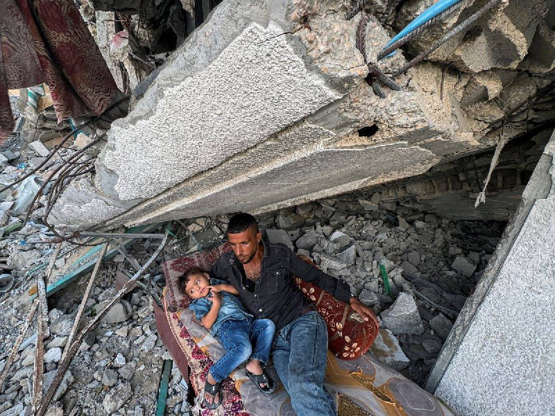قال الدفاع المدني في غزة إن آلاف المباني مهددة بالانهيار والسقوط على رؤوس من فيها من المواطنين، وتضطر العائلات للسكن فيها نظراً لعدم وجود بديل، ولا يم...