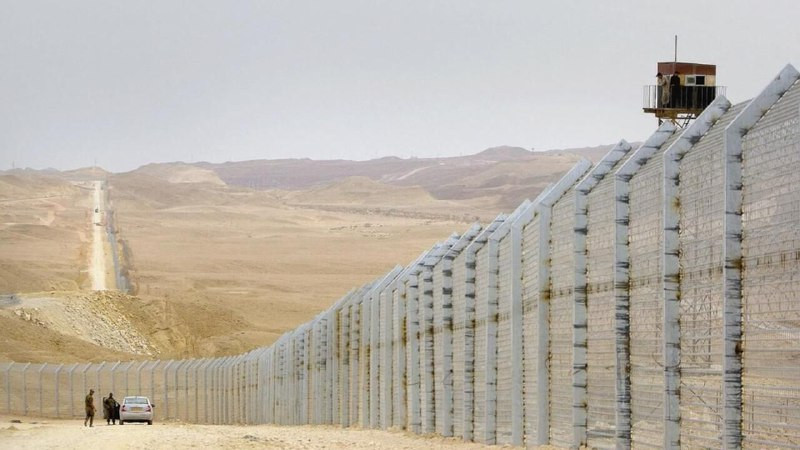 وزير حرب الاحتلال، يسرائيل كاتس، أعلن عن اتفاقه مع رئيس الشاباك على تصنيف تهريب الأسلحة عبر المسيّرات على الحدود مع مصر كتهديد إرهابي، وأمر بتحويل الم...