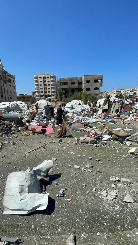 طائرات الاحتلال تدمّر خيام النازحين في محيط متنزه برشلونة بحي تل الهوا جنوب مدينة غزة...