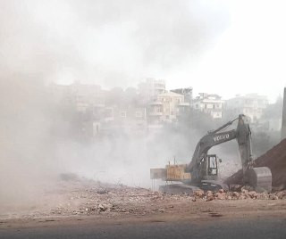 مسيرة إسرائيلية تلقي قنبلة على جرافة في بلدة عيترون، جنوب لبنان....