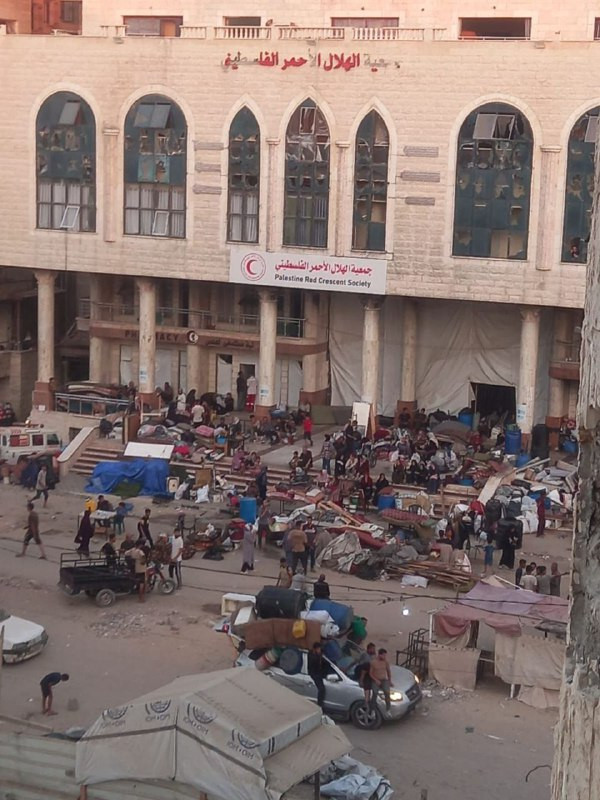 النازحون يفترشون الأرض أمام مستشفى القدس في حي تل الهوا بمدينة غزة، بعد قصف الاحتلال مركز إيواء كانوا داخله....