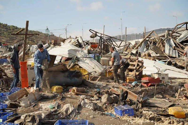 بلدية بيتا أعلنت أن خسائر تدمير جزء من سوق الخضار المركزي (الحسبة) تجاوزت 4 مليون شيكل، وهو من أهم المرافق الاقتصادية والحيوية في الضفة الغربية وأحد أ...