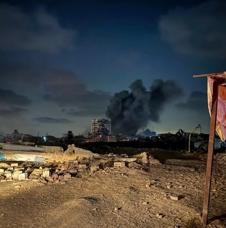 غزة مساء اليوم.. طيران الاحتلال يواصل قصف البنايات السكنية العالية المتبقية في مدينة غزة....