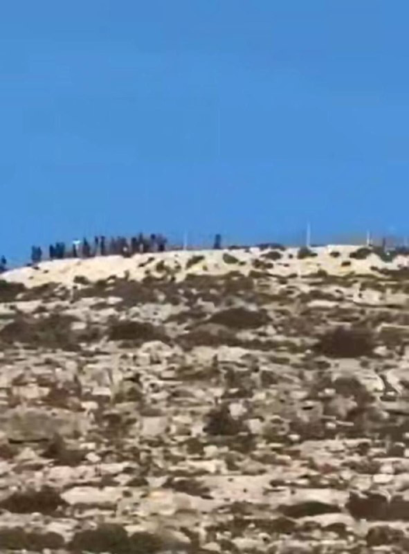 تواجد لمليشيات المستوطنين بحماية قوات الاحتلال بين قريتي كفر عين وقراوة بني زيد شمال غرب رام الله...