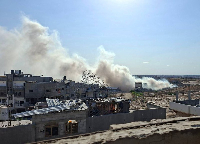 قصف مدفعي وقذائف دخانية شهدتها بلدة بني سهيلا شرق خانيونس جنوب قطاع غزة....