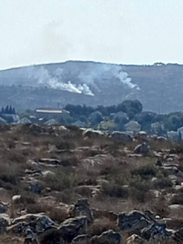 مستوطنون يضرمون النار في أراضي المواطنين بين قريتي ترمسعيا وأبو فلاح شرق رام الله...