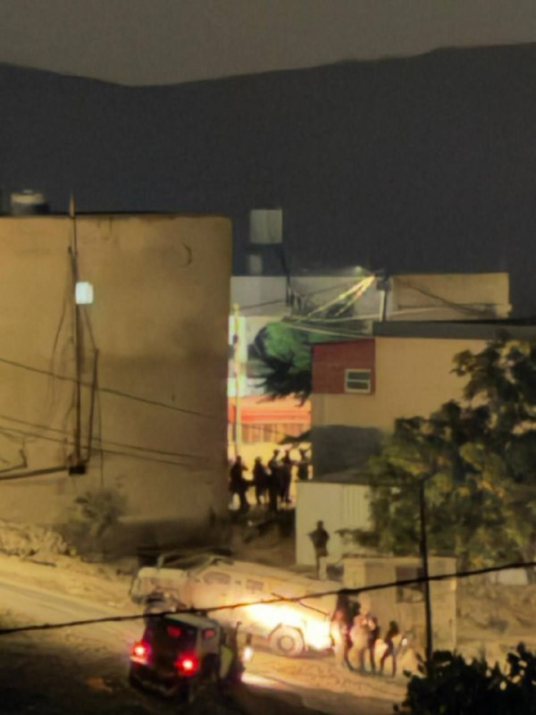 جيش الاحتلال يداهم منازل الأهالي خلال اقتحام قرية البرج جنوبي الخليل...
