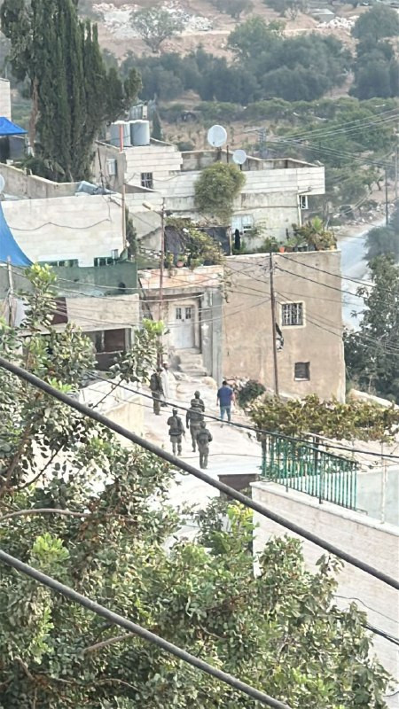 قوات الاحتلال تقتحم منزل الشهيد الطفل محمد بجهت الحلاق (11 عامًا)، الذي استشهد أول أمس برصاص قوات الاحتلال في قرية الريحية جنوب الخليل....