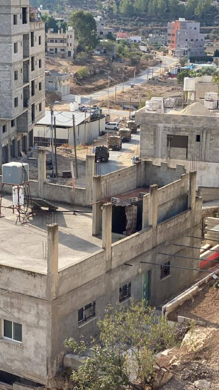 جيش الاحتلال يفرض حصاراً مشدداً منذ الفجر على بلدة بيتا جنوب نابلس، ويغلق المدخل الرئيسي والطرق الفرعية للبلدة، وسط حملة مداهمات وتفتيش للمنازل والمنش...