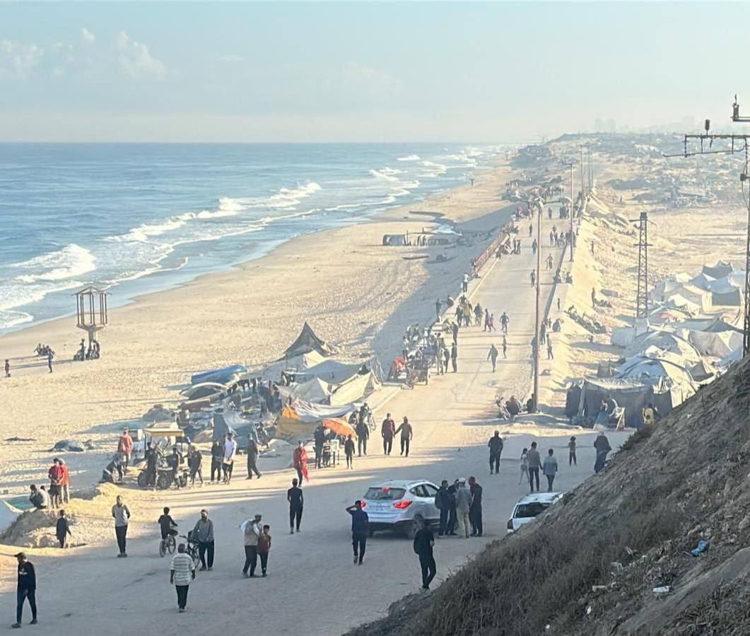 مصادر محلية: انسحاب دبابات الاحتلال من شارع الرشيد وسط قطاع غزة....