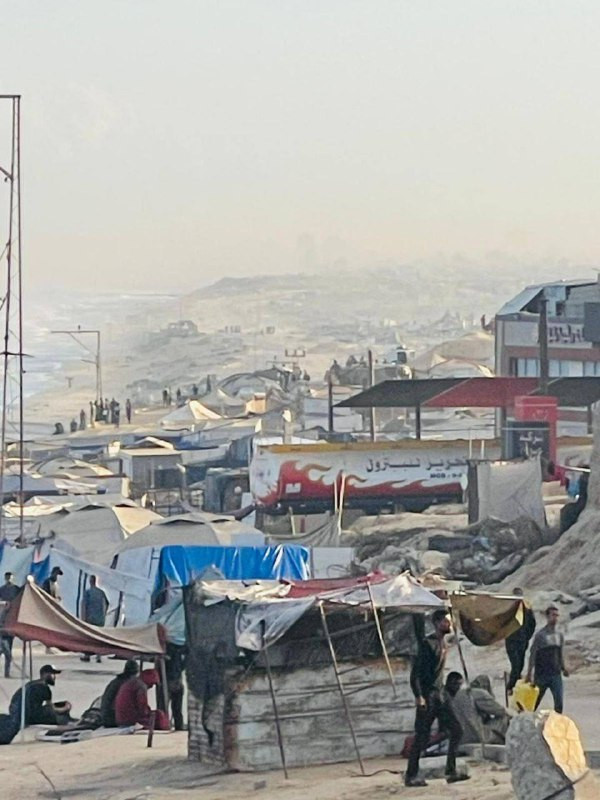 تواصل آليات الاحتلال إغلاق شارع الرشيد الساحلي، وتمنع حركة الأهالي من مناطق الجنوب والوسط باتجاه مدينة غزة....