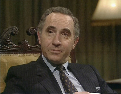 Yes.Minister.S02E02.Zaslouzene.pocty.1080p.WEB DL.CZ EN.DD2.0.x264 ProfessorPan.mkv snapshot 05.33 [.jpg