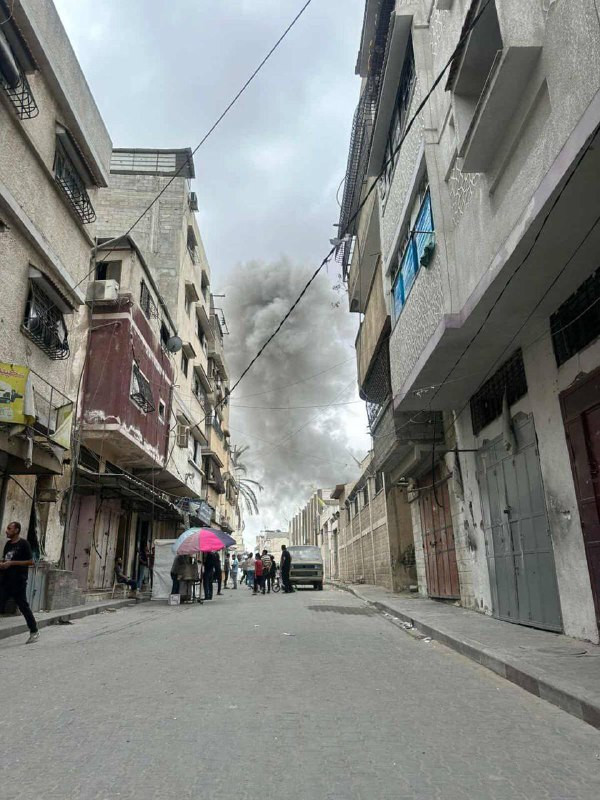 شنّت طائرات الاحتلال غارات جوية على مناطق متفرقة في قطاع غزة، منها حي الزيتون جنوب شرقي المدينة ومخيم الشاطئ غربها، بالإضافة إلى قصف محيط ملعب فلسطين ...