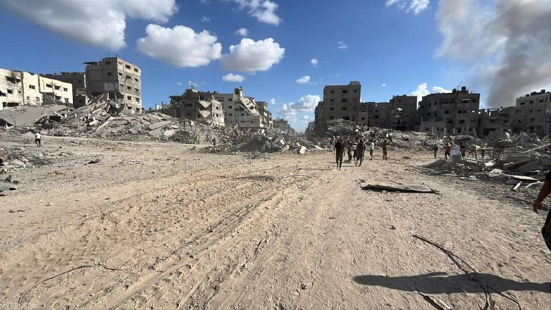 فلسطينيون يعودون إلى أحياء مدينة غزة التي هجروا منها قسرا خلال عدوان الاحتلال الواسع عليها....