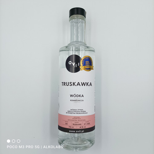 OVII WÓDKA Z TRUSKAWEK 40% 0,7L A.jpg