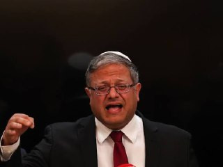 نقاش حاد بين بن غفير وويتكوف خلال جلسة الحكومة: قال بن غفير: تشرفت، اسمي إيتامار بن غفير. فرد فيتكوف: نحن نعرف بعضنا. أضاف بن غفير: أنا هنا بجانب قائم...