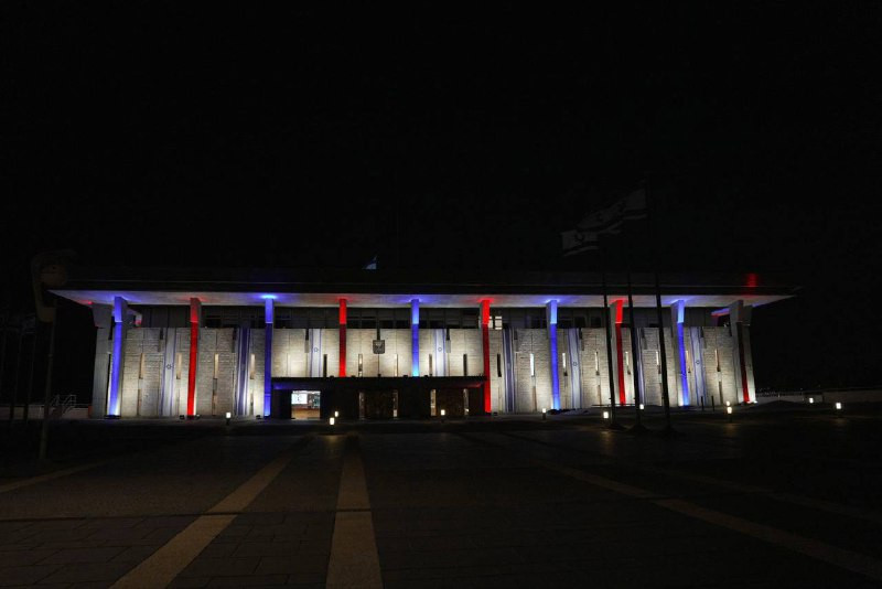 بعد الاتفاق على وقف الحرب واستعدادًا لزيارة الرئيس الأمريكي دونالد ترامب، يعلق الاحتلال أعلام الولايات المتحدة في مدينة القدس المحتلة ويضيء الكنيست با...