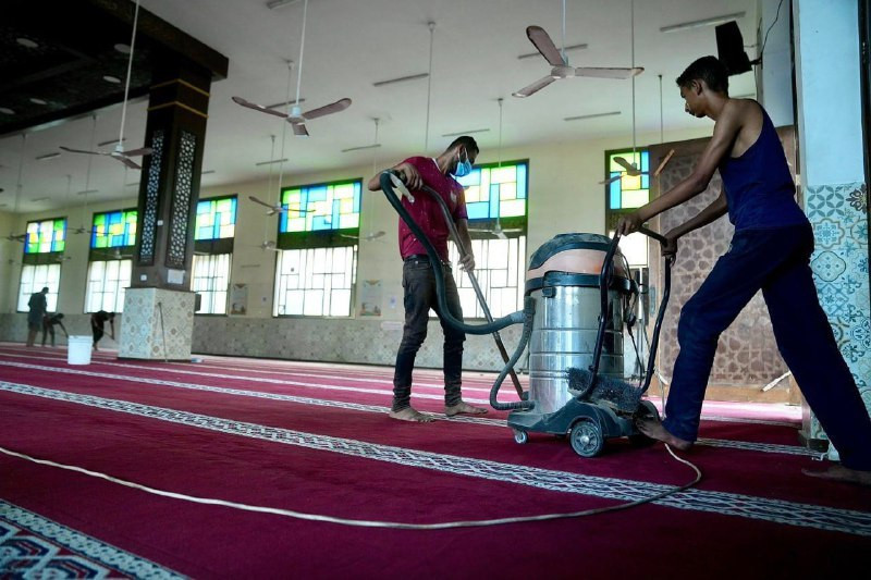 بعد عامين من الإغلاق بسبب الحرب، بدأ تنظيف مسجد الشهداء في مخيم النصيرات وسط قطاع غزة....