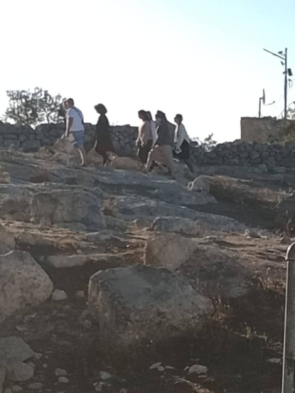 🟨 صور| مستوطنون بأعداد كبيره يقتحمون تل ماعين شرق مدينة يطا جنوب الخليل تحت حمايه من جيش الاحتلال...