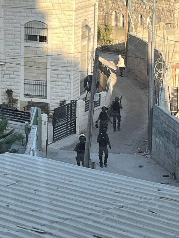 متابعة | قوات الاحتلال تواصل إطلاق قنابل الغاز والصوت وتعيق حركة الفلسطينيين خلال الاقتحام المستمر لبلدة أبو ديس، شرق القدس المحتلة....