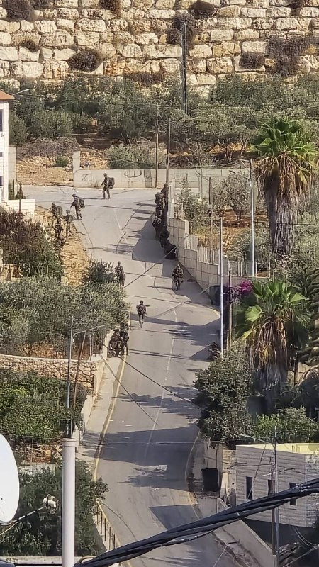 قوة راجلة من جيش الاحتلال تقتحم بلدة قطنة شمال غرب القدس، وسط انتشار واسع للبلدة وعمليات اقتحام....