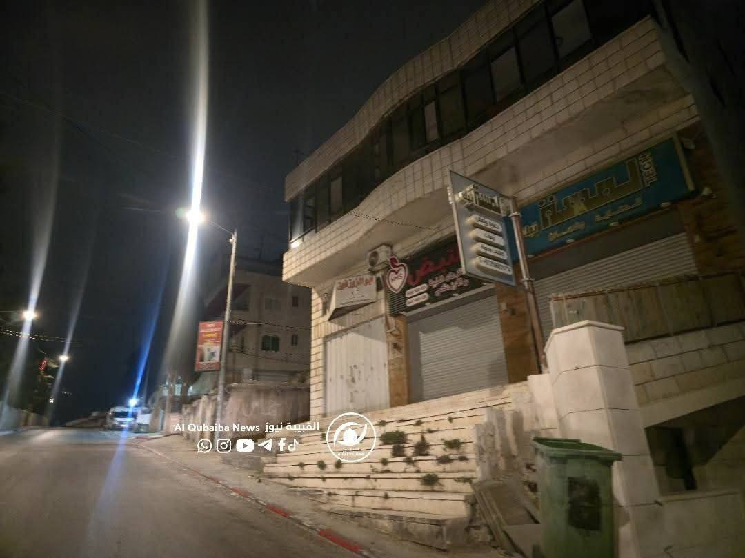 الاحتلال يُغلق جميع المحال التجارية في بلدة القبيبة شمال غربي القدس المحتلة عقب عملية إطلاق النار التي وقعت صباح اليوم...