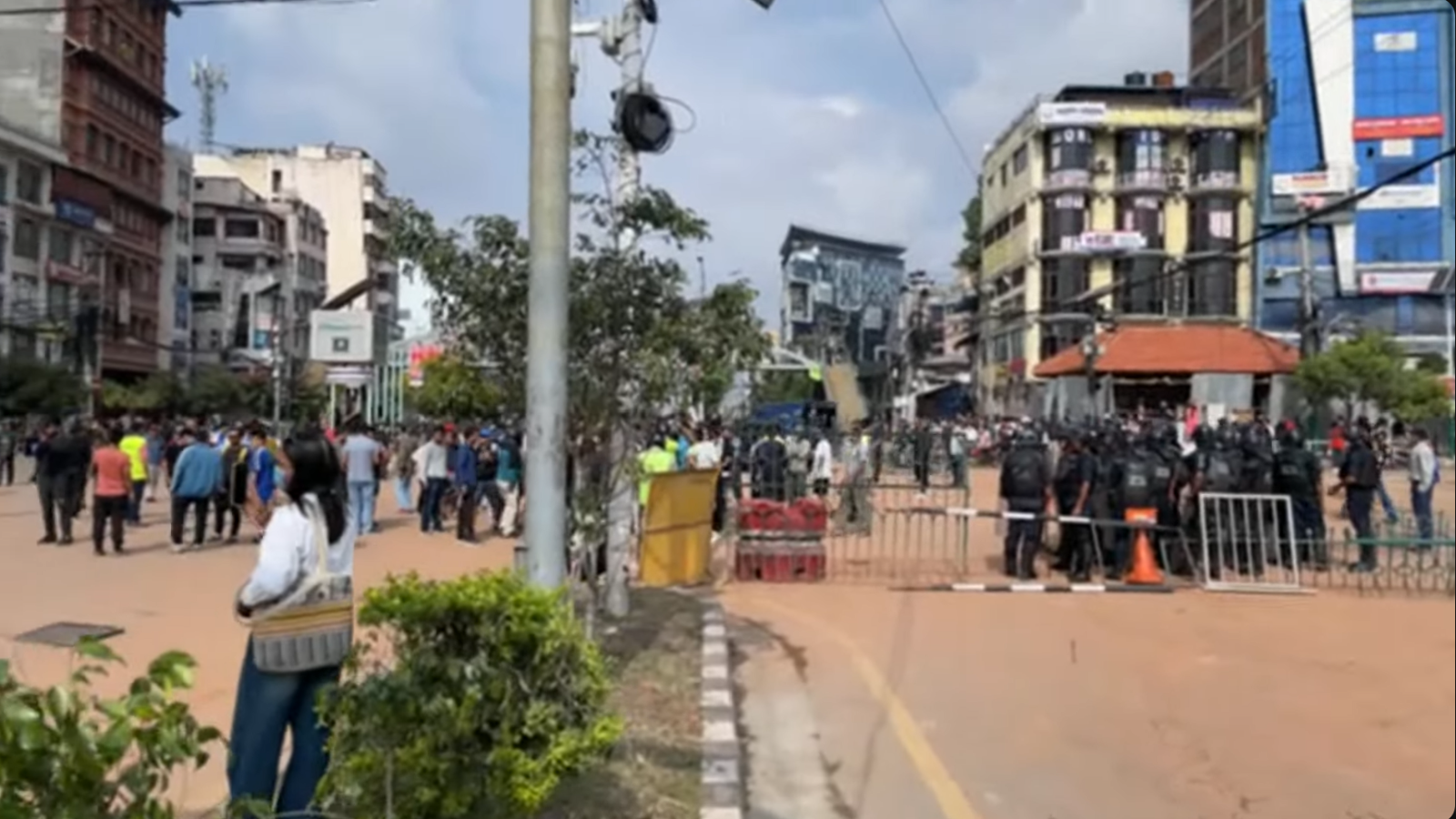 बिहानैदेखि संसद् भवन अगाडि युवाहरूको भेला