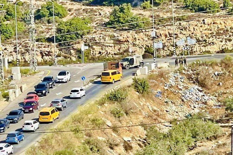 تواصل قوات الاحتلال إغلاق حاجز عطارة شمال رام الله بشكل كامل، كما نصبت صباحًا حاجزًا عسكريًا على مدخل بلدة عين سينيا شمالًا واحتجزت عشرات المركبات الخ...