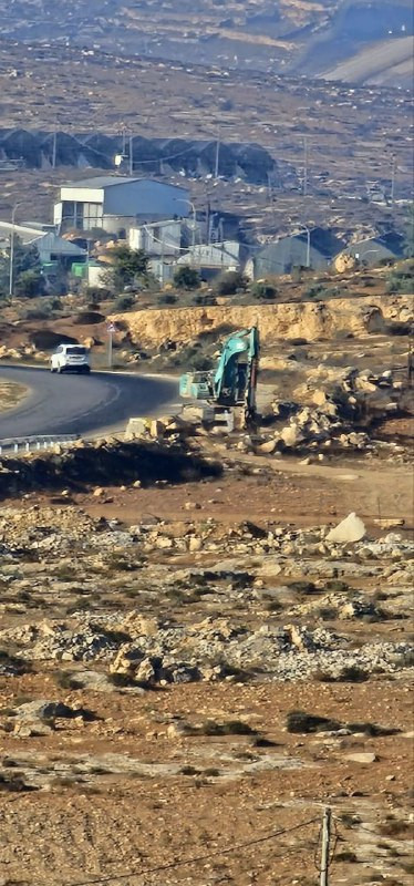 🟨متابعة | مستوطنون يحضرون حفارا إلى منطقة تل ماعين الأثري شرقي يطا جنوب الخليل....