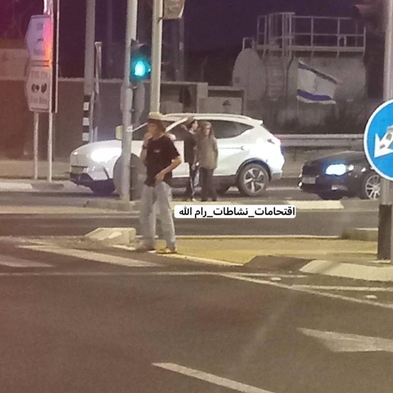 جانب من  استمرار هجوم مجموعات المستوطنين على مركبات  المواطنين عند حاجز زعترة في قضاء نابلس....