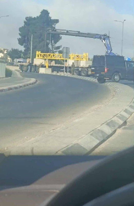 تم تركيب بوابة جديدة على دوار كلية العروب شمال الخليل...