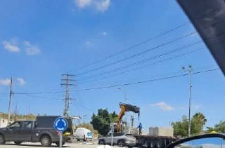 قوات الاحتلال تقتحم وتقتحم بوابة حديدية جديدة عند مدخل قرية دير عمار غرب رام الله....