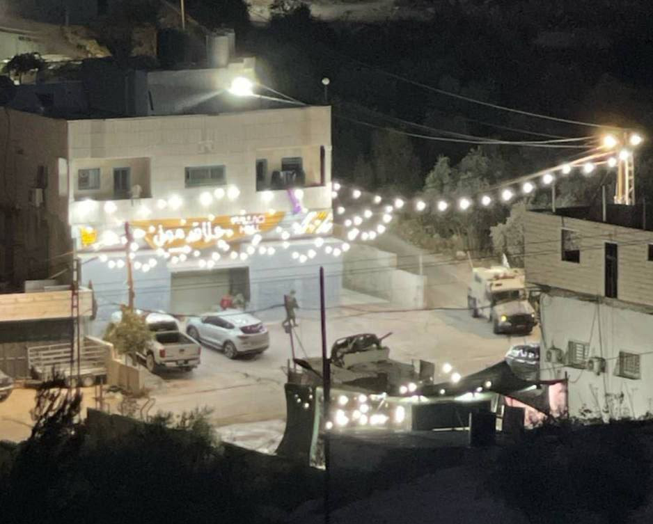 جيش الاحتلال يغلق أحد المولات التجارية في مخيم الفوار بعد اطلاق قنابل الغاز باتجاه المول...