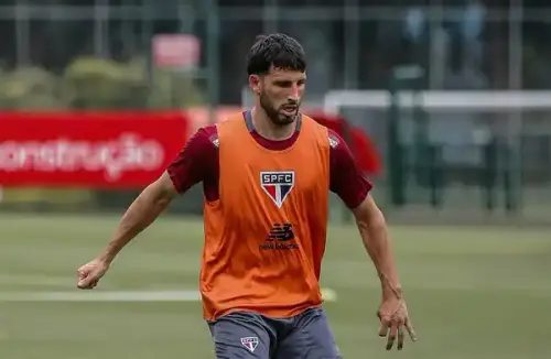 Recuperado? Atacante acelera e mira os treinos coletivos após cirurgia no joelho.