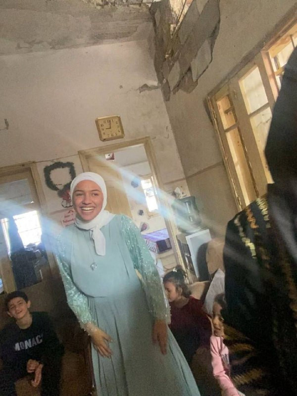 الطالبة نسمة إياد أحمد النبيه من أوائل الثانوية العامة بالفرع العلمي بمعدل 99,4 في مديرية شرق غزة...
