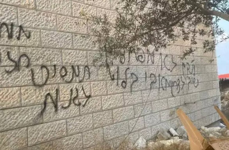 أضرم مستوطنون النار في مسجد بقرية حارس قرب سلفيت في شمرون الليلة الماضية، ورُشت على جدار المسجد عبارة "لسنا خائفين منك"....
