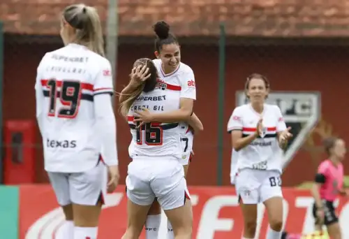 São Paulo brilha, goleia e garante vaga no G4 enquanto elimina o Santos do Paulista feminino
