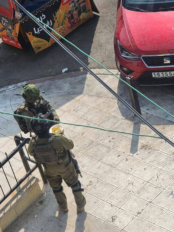 قوات الاحتلال تتناول الكنافة النابلسية أثناء اقتحام منطقة رفيديا...