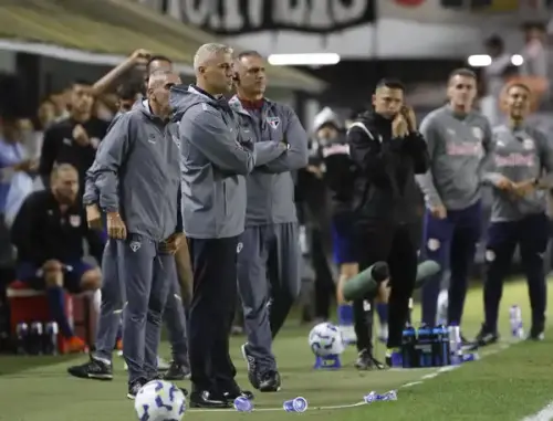 São Paulo enfrenta impasse na lateral esquerda, enquanto Crespo busca soluções urgentes para o Brasileiro