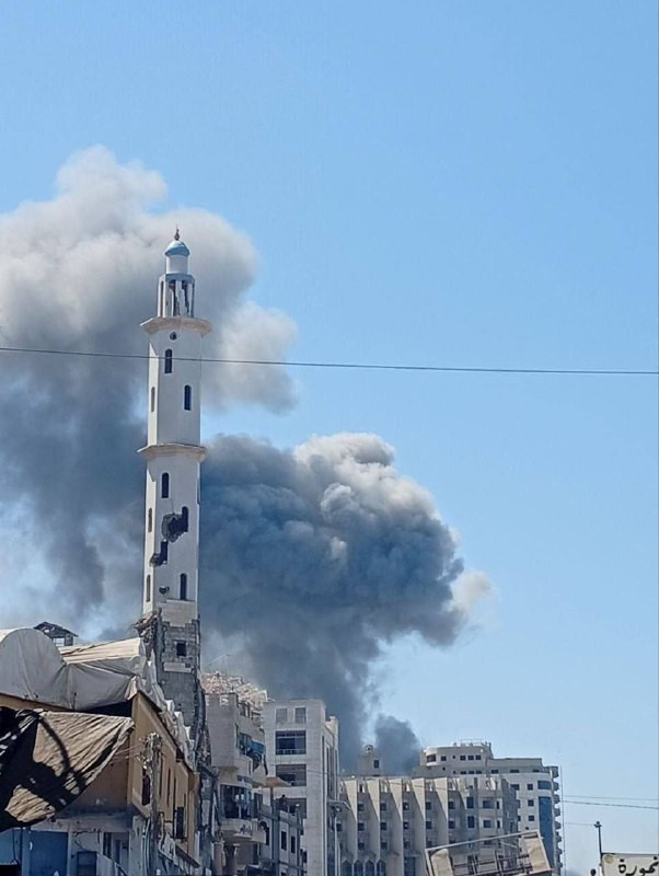 اللحظات الأولى لقصف الاحتلال برج طيبة السكني في مدينة غزة....