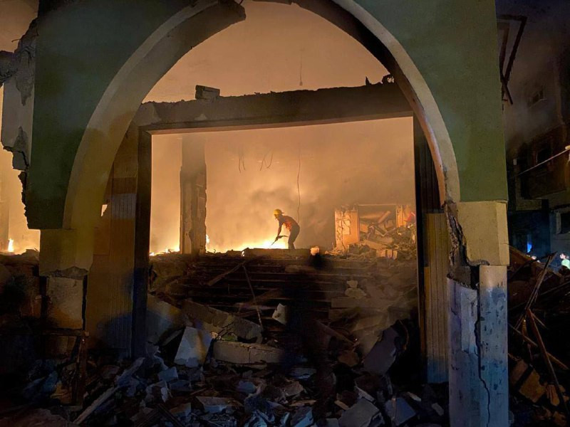 صور لمسجد "ابن تيمية" في دير البلح وسط قطاع غزة الذي تعرض لقصف من طائرات الاحتلال مساء اليوم...