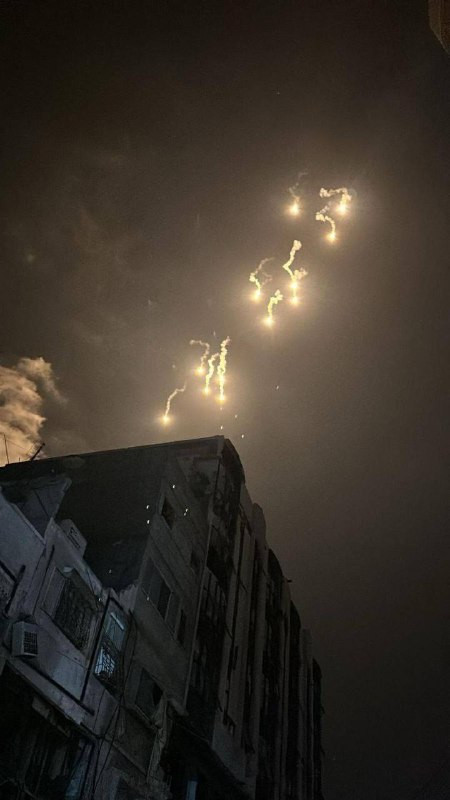 الاحتلال يطلق قنابل الإنارة بكثافة في أجواء شمال غرب مدينة غزة....