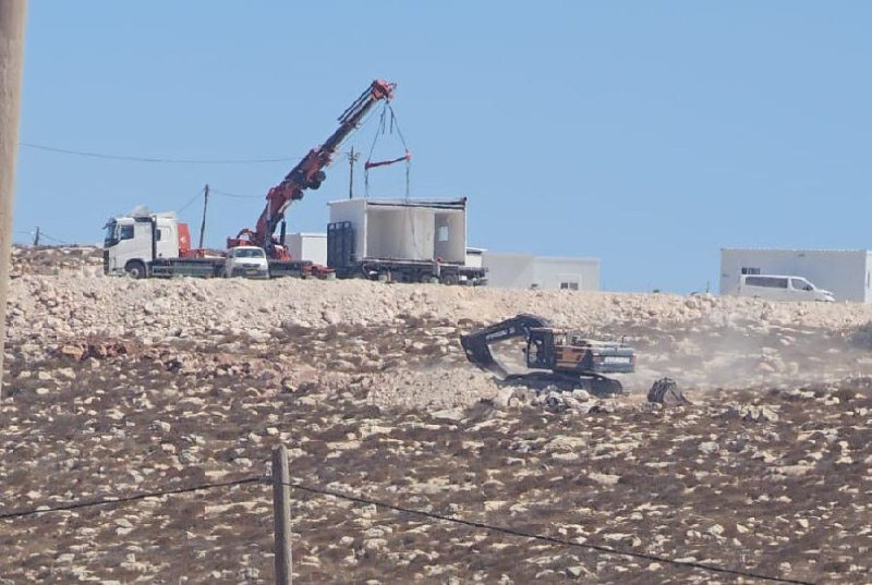 المستوطنون يواصلون أعمال التوسعة في مستوطنة "حاجاي" على حساب أراضي الفلسطينيين في قرية الريحية ومخيم الفوار جنوب الخليل....