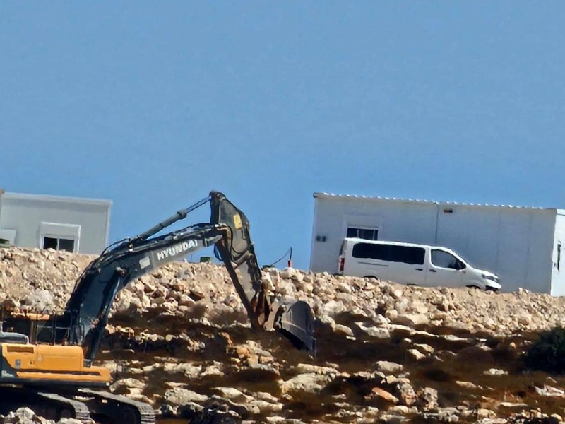 مستوطنون يواصلون أعمال التوسعة في مستوطنة "حاجاي" على أراضي الفلسطينيين في قرية الريحية ومخيم الفوار جنوب الخليل....