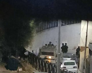 مصادر محلية: قوات الاحتلال تقتحم شارع حوارة جنوب مدينة نابلس وتحتجز طفلًا ووالده خلال ذلك....