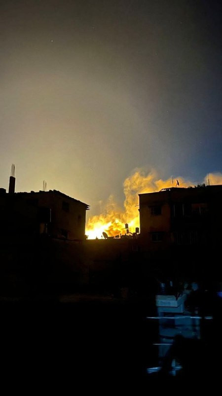 اندلاع حريق بمنطقة النفق في مدينة غزة؛ جراء إطلاق الاحتلال قنابل الإنارة....