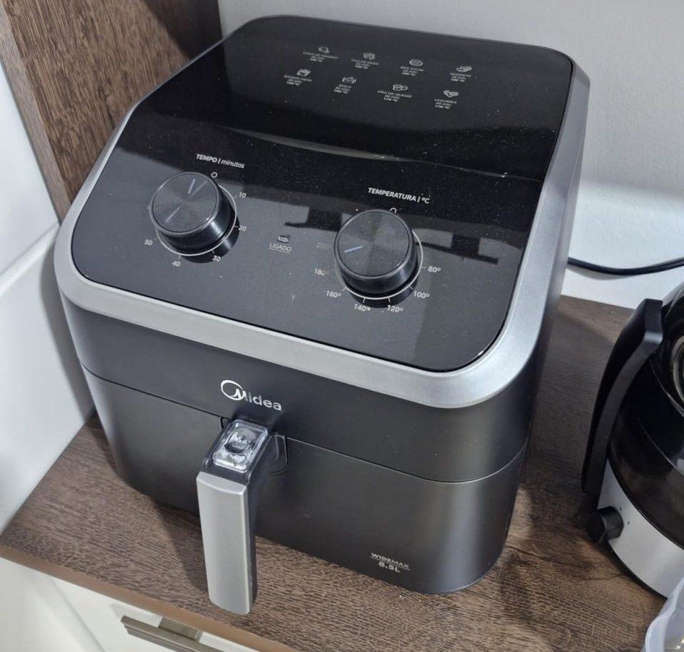 Fritadeira Midea Air Fryer 8,5L, design com dois botões, ampla faixa de temperatura de 80°C a 200°C, cesto antiaderente e prato para vegetais, 1900W, 110V, FWM85P1