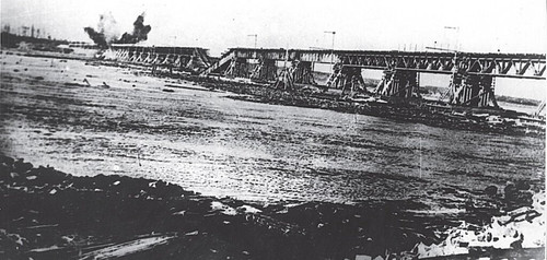 051 Разрушение в результате немецкого артобстрела временного моста через Неву на линии Поляны — Шлис.jpg